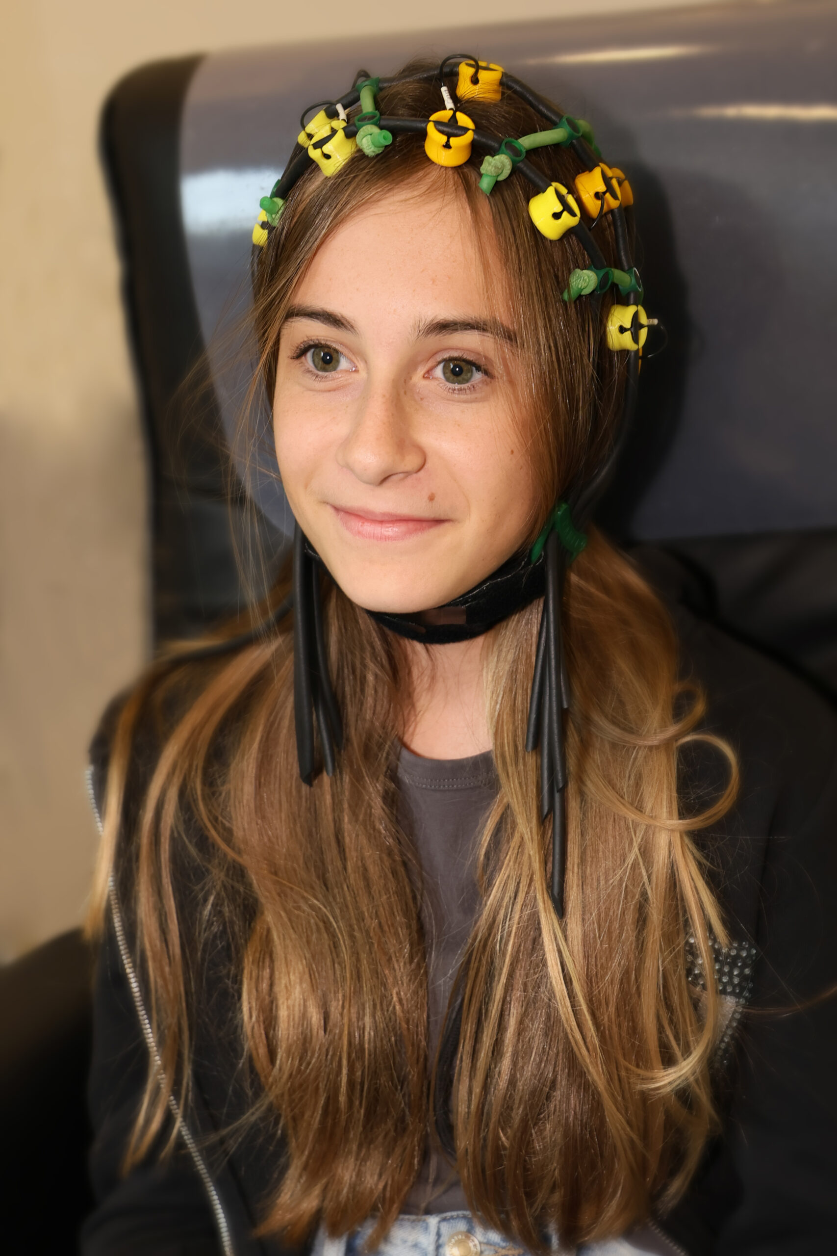 Mädchen mit EEG-Elektroden beim Neurofeedback-Training